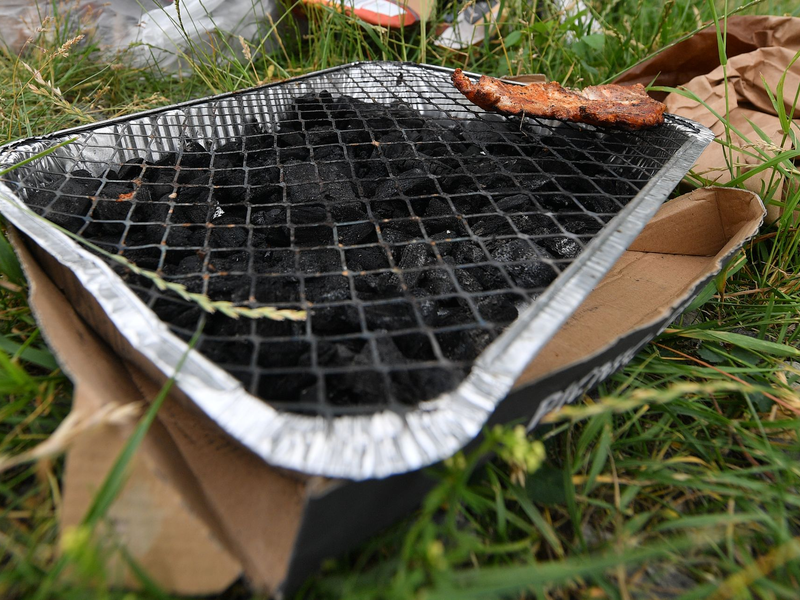 Der Absatz von Einweggrills hat stark zugenommen. (Archivbild) - Foto: Hendrik Schmidt/dpa-Zentralbild/ZB