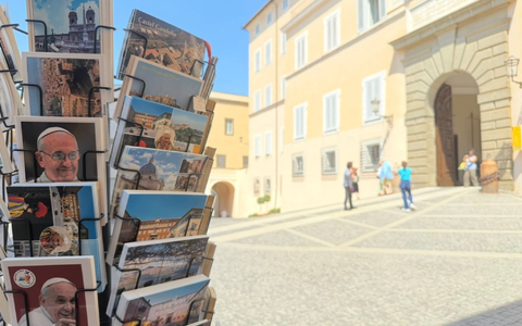 Auf dem Platz vor dem Apostolischen Palast sind nur wenige Leute unterwegs. - Foto: Christoph Sator/dpa Auf dem Platz vor dem Apostolischen Palast sind nur wenige Leute unterwegs. - Foto: Christoph Sator/dpa