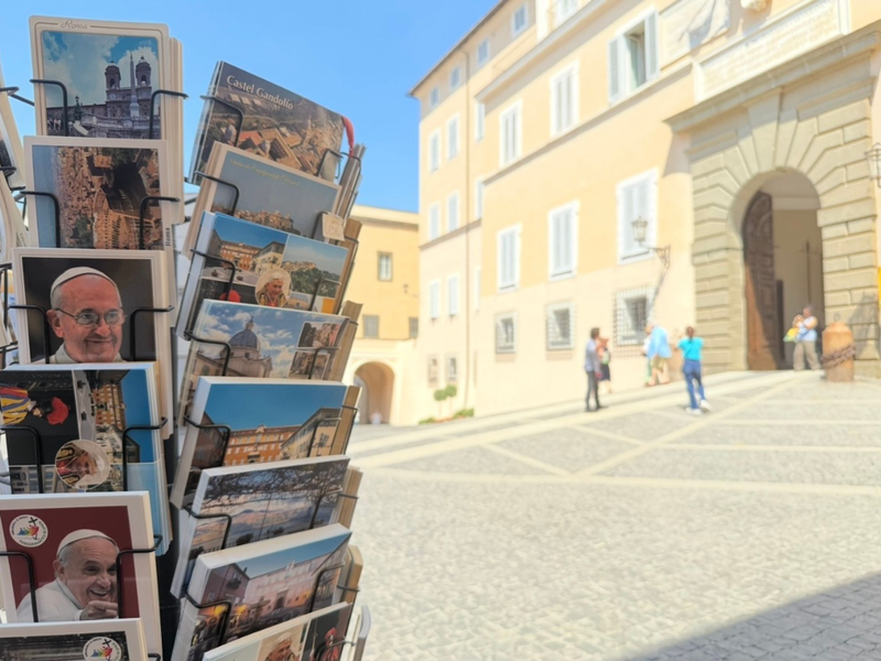 Auf dem Platz vor dem Apostolischen Palast sind nur wenige Leute unterwegs. - Foto: Christoph Sator/dpa