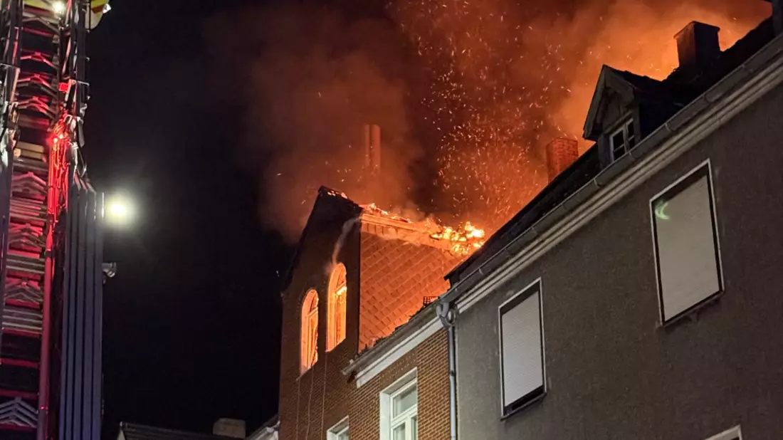FW-RE: Brand auf dem Vordach eines Verwaltungsgebäudes - Bild: presseportal.de