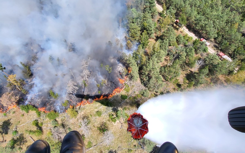 BPOLD 11: Erneuter Einsatz der Hubschrauber der Bundespolizei bei der Waldbrandbekämpfung in Sachsen und Thüringen - Foto: presseportal.de BPOLD 11: Erneuter Einsatz der Hubschrauber der Bundespolizei bei der Waldbrandbekämpfung in Sachsen und Thüringen - Foto: presseportal.de