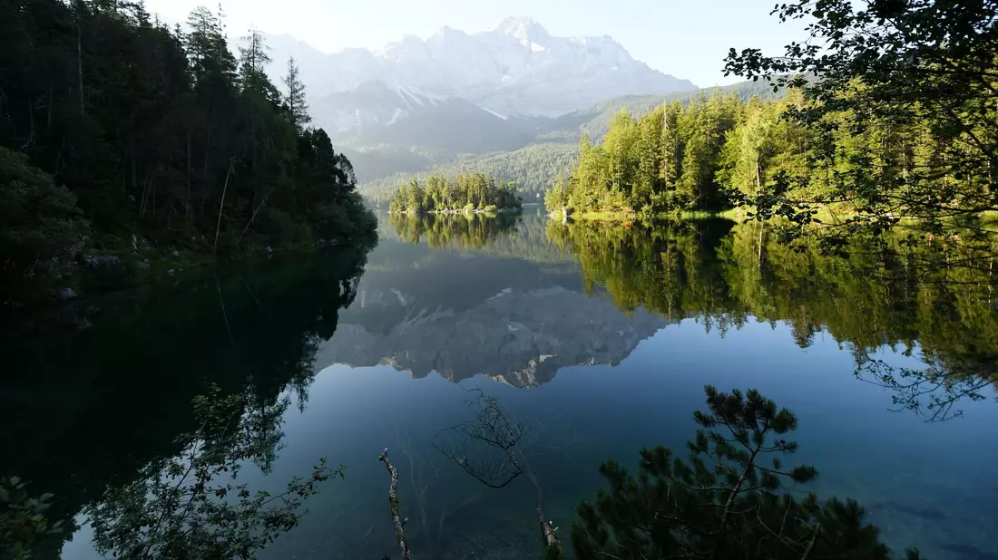 Im Eibsee wird nach einem untergegangenen Vater und seinem Sohn gesucht. (Archivbild) - Bild: Angelika Warmuth/dpa