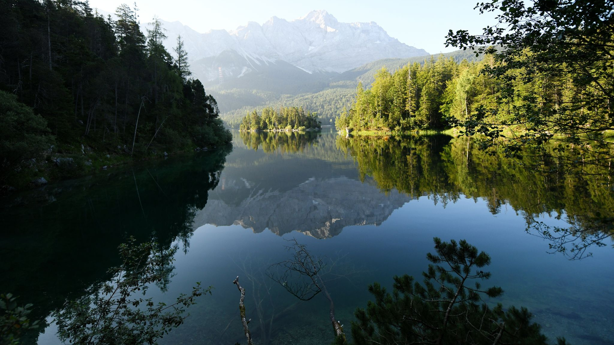 Im Eibsee wird nach einem untergegangenen Vater und seinem Sohn gesucht. (Archivbild) - Foto: Angelika Warmuth/dpa