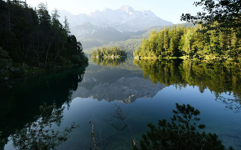 Im Eibsee wird nach einem untergegangenen Vater und seinem Sohn gesucht. (Archivbild) - Foto: Angelika Warmuth/dpa