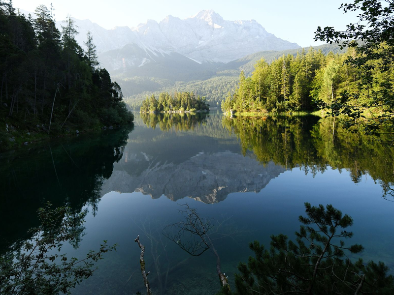 Im Eibsee wird nach einem untergegangenen Vater und seinem Sohn gesucht. (Archivbild) - Foto: Angelika Warmuth/dpa