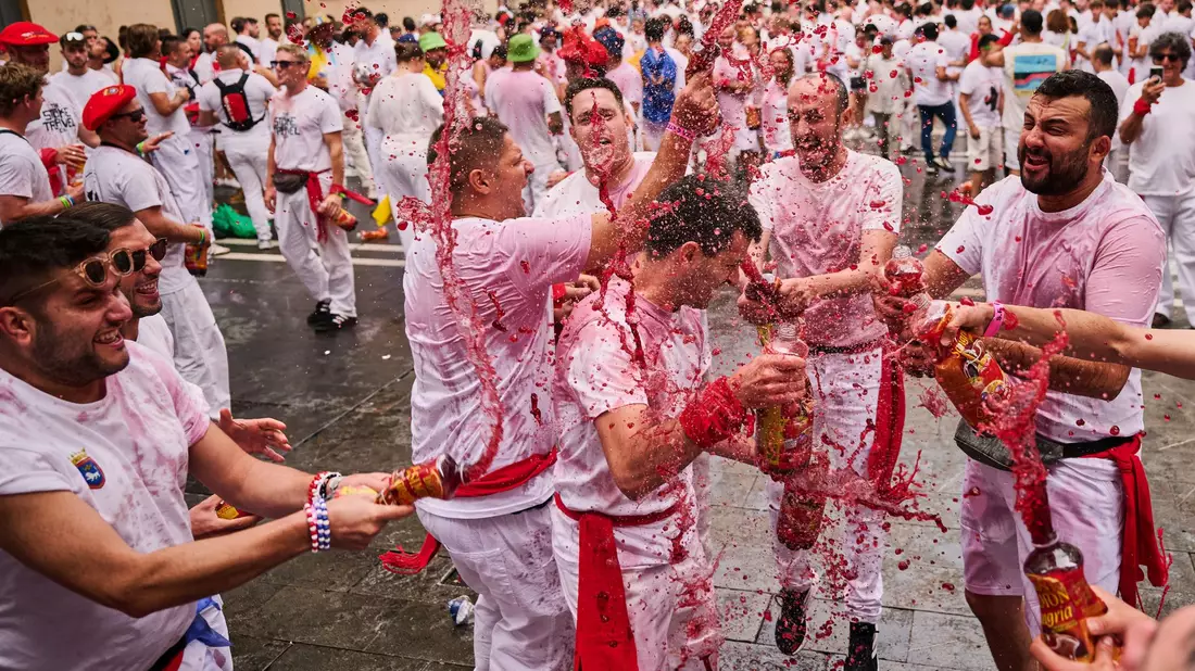 Es gibt nicht nur Stierläufe und -Kämpfe, sondern auch viel Party. - Bild: Miguel Oses/AP/dpa
