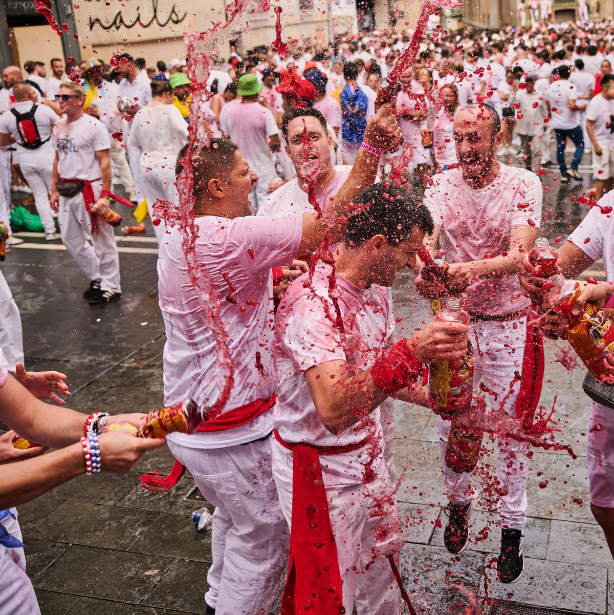 Die Feiernden warten auf den Start der «Chupinazo»-Rakete, mit der das San-Fermín-Festival 2025 offiziell eröffnet wird. - Foto: Miguel Oses/AP/dpa
