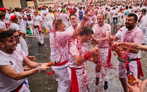 Es gibt nicht nur Stierläufe und -Kämpfe, sondern auch viel Party. - Foto: Miguel Oses/AP/dpa