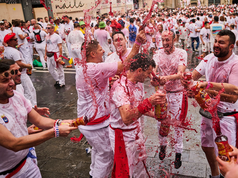 Es gibt nicht nur Stierläufe und -Kämpfe, sondern auch viel Party. - Foto: Miguel Oses/AP/dpa