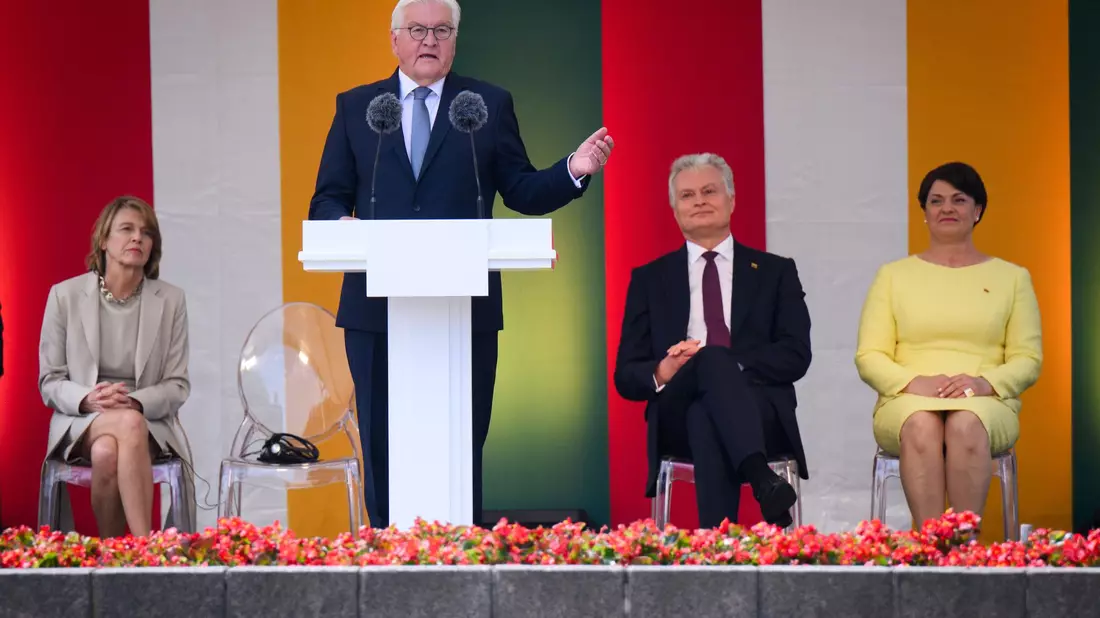 Bundespräsident Steinmeier sagt Litauen am Nationalfeiertag die Unterstützung Deutschlands bei der Verteidigung seiner Freiheit zu.  - Bild: Bernd von Jutrczenka/dpa