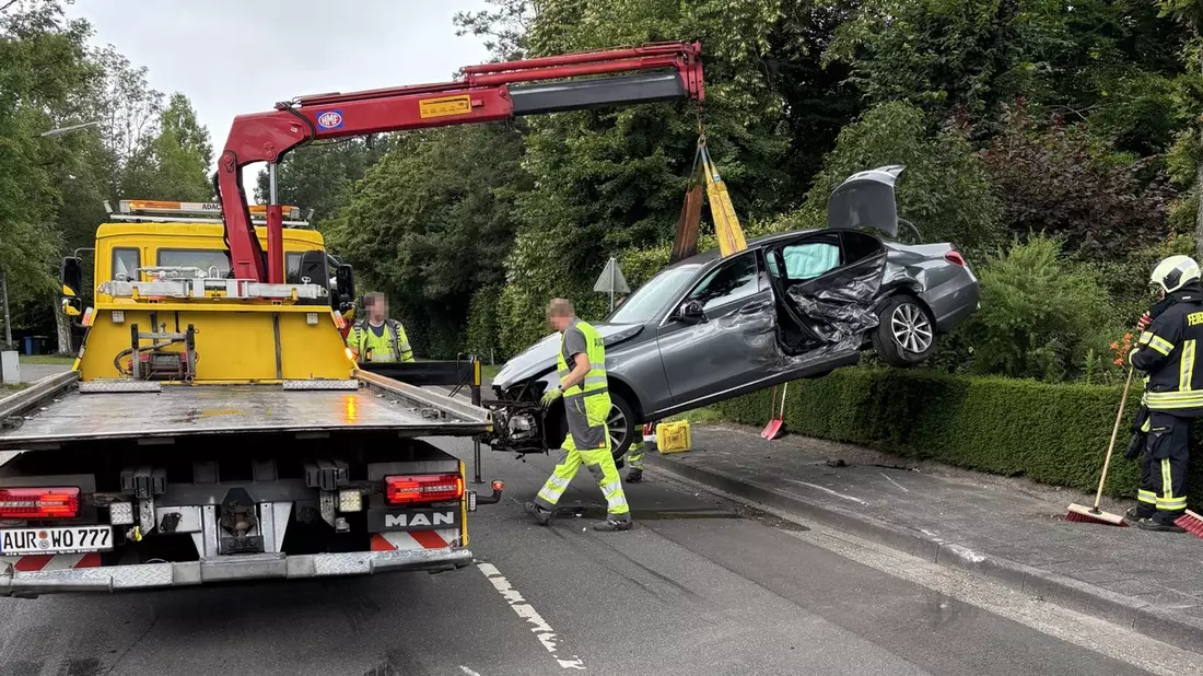 FW-AUR: Hilfeleistung nach Verkehrsunfall - Bild: presseportal.de