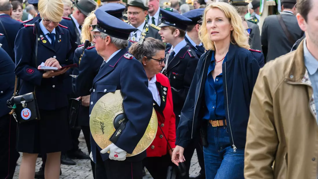 Die Schauspielerin Maria Furtwängler steht bei Dreharbeiten für einen neuen «Tatort» im Parkhaus Osterstraße.  - Bild: Julian Stratenschulte/dpa