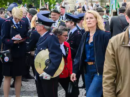 Die Schauspielerin Maria Furtwängler steht bei Dreharbeiten für einen neuen «Tatort» im Parkhaus Osterstraße. - Foto: Julian Stratenschulte/dpa