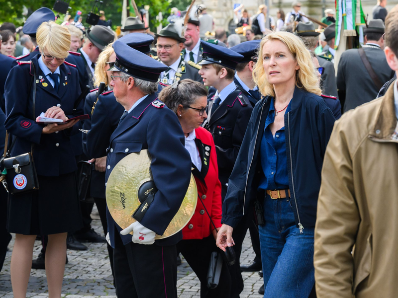 Die Schauspielerin Maria Furtwängler steht bei Dreharbeiten für einen neuen «Tatort» im Parkhaus Osterstraße.  - Foto: Julian Stratenschulte/dpa