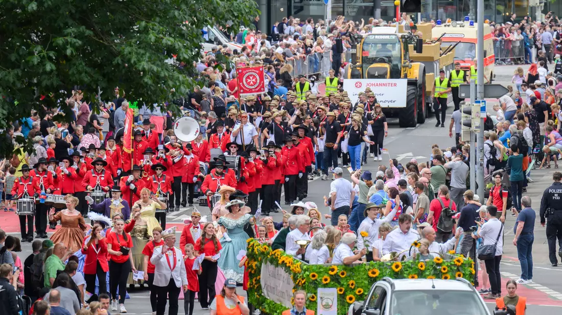 Das 496. Schützenfest in Hannover war am Freitag eröffnet worden.  - Bild: Julian Stratenschulte/dpa