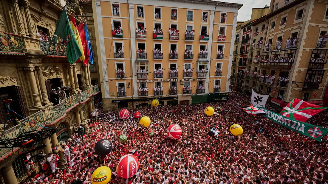 Mit dem Abschuss einer kleinen Rakete wurde am Sonntag das neuntägige Stadtfest San Fermín mit den berühmten Stierläufen in Pamplona eröffnet. - Bild: Miguel Oses/AP/dpa