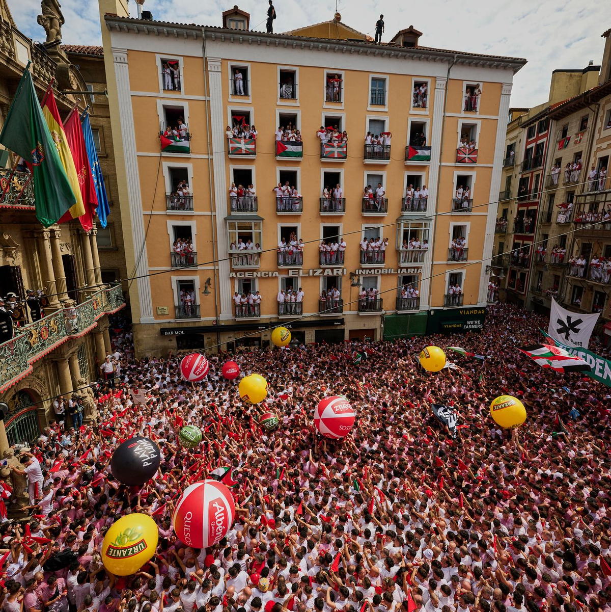 Mit dem Abschuss einer kleinen Rakete wurde am Sonntag das neuntägige Stadtfest San Fermín mit den berühmten Stierläufen in Pamplona eröffnet. - Foto: Miguel Oses/AP/dpa