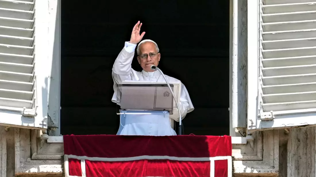 Vor dem Abschied in den Urlaub erteilte Leo XIV. den Gläubigen auf dem Petersplatz noch den Segen. - Bild: Andrew Medichini/AP/dpa