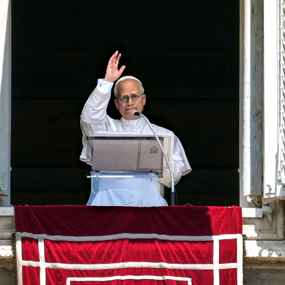 Vor dem Abschied in den Urlaub erteilte Leo XIV. den Gläubigen auf dem Petersplatz noch den Segen. - Foto: Andrew Medichini/AP/dpa