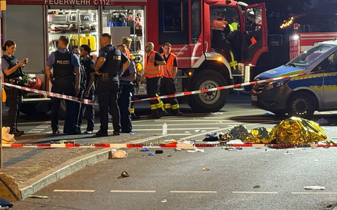 Ein Auto hat nachts in Frankfurt zwei E-Scooter erfasst. Es gibt zwei Todesopfer. - Foto: Mike Seeboth/dpa