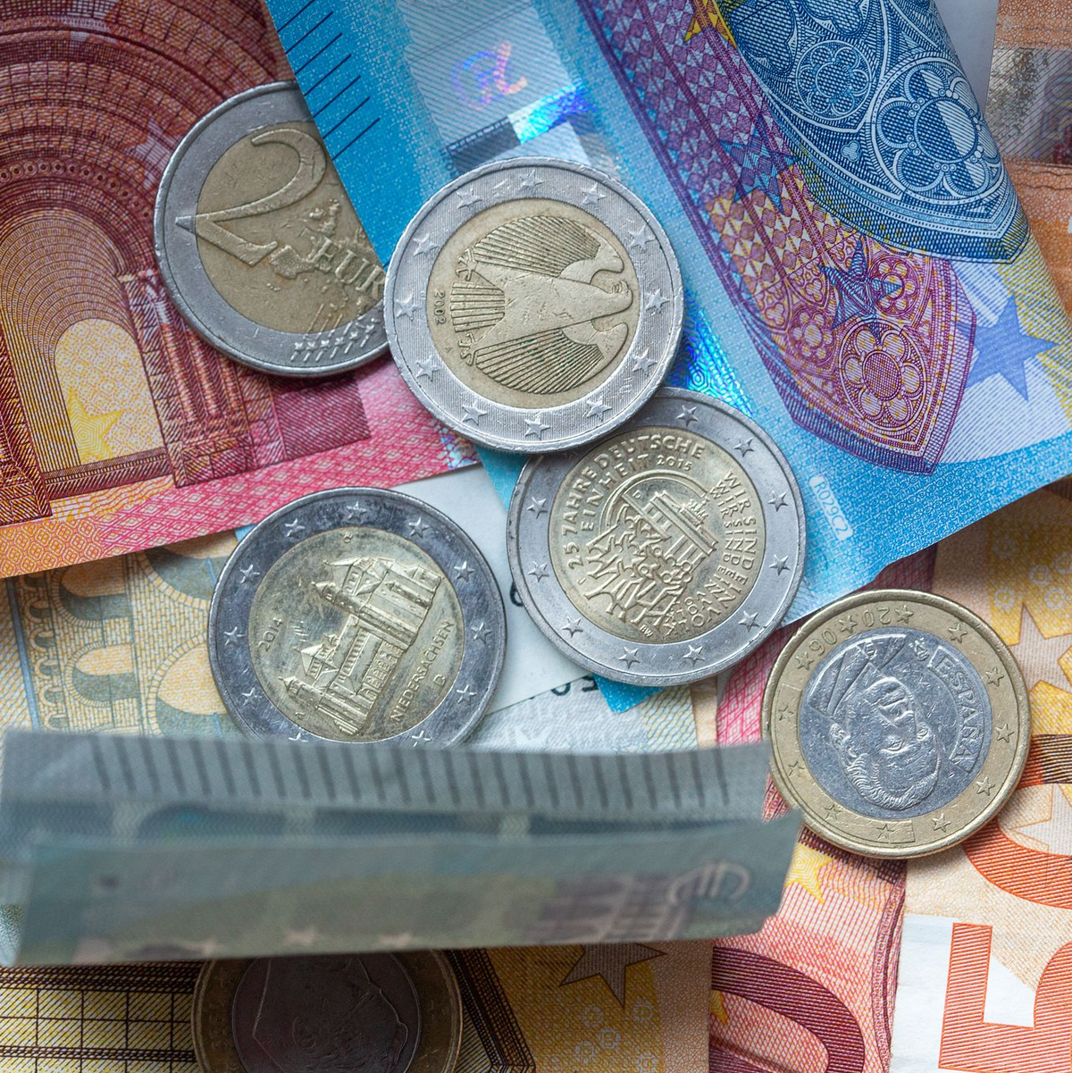 Bargeld bleibt Bundesbank-Vorstand Balz zufolge auch in Zukunft ein wichtiger Bestandteil des Zahlungsverkehrs. (Symbolbild) - Foto: Fernando Gutierrez-Juarez/dpa