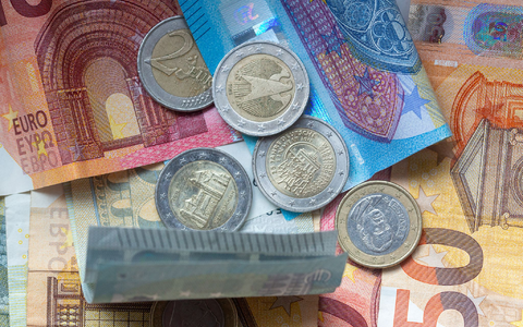 Bargeld bleibt Bundesbank-Vorstand Balz zufolge auch in Zukunft ein wichtiger Bestandteil des Zahlungsverkehrs. (Symbolbild) - Foto: Fernando Gutierrez-Juarez/dpa