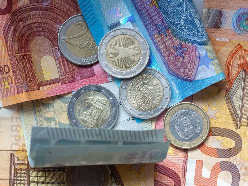 Bargeld bleibt Bundesbank-Vorstand Balz zufolge auch in Zukunft ein wichtiger Bestandteil des Zahlungsverkehrs. (Symbolbild) - Foto: Fernando Gutierrez-Juarez/dpa