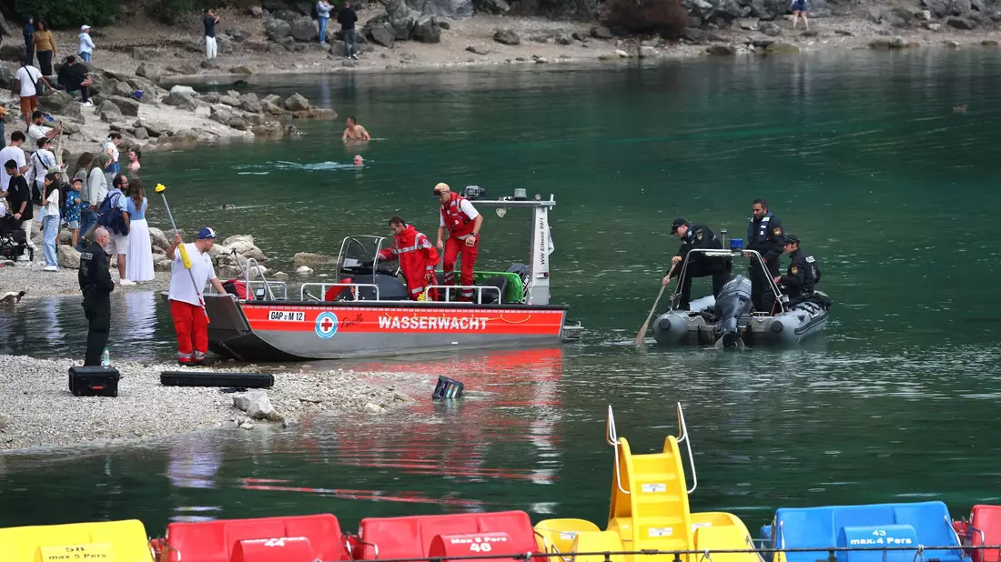 Im Eibsee wird nach einem untergegangenen Vater und seinem Sohn gesucht. - Bild: Karl-Josef Hildenbrand/dpa