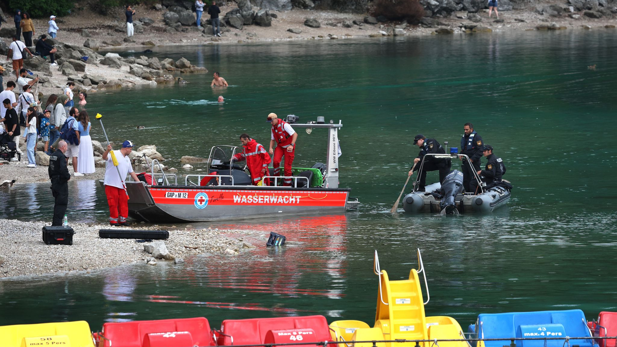 Im Eibsee wird nach einem untergegangenen Vater und seinem Sohn gesucht. - Foto: Karl-Josef Hildenbrand/dpa