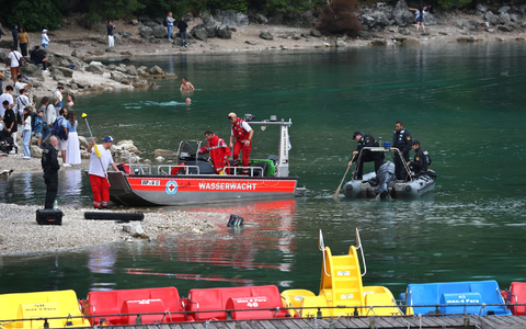 Im Eibsee wird nach einem untergegangenen Vater und seinem Sohn gesucht. - Foto: Karl-Josef Hildenbrand/dpa