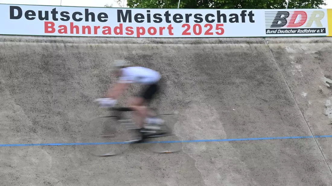 Beim Keirin hat sich ein schwerer Unfall ereignet, die Meisterschaften wurden abgebrochen. - Bild: Bernd Weißbrod/dpa