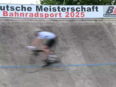 Beim Keirin hat sich ein schwerer Unfall ereignet, die Meisterschaften wurden abgebrochen. - Foto: Bernd Weißbrod/dpa