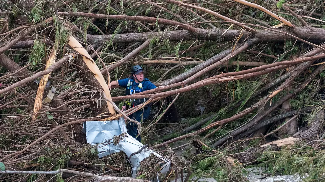  Ersthelfer der Feuerwehr suchen am Ufer des Guadalupe River. - Bild: Rodolfo Gonzalez/FR171494 AP/dpa