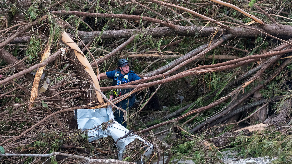  Ersthelfer der Feuerwehr suchen am Ufer des Guadalupe River. - Foto: Rodolfo Gonzalez/FR171494 AP/dpa