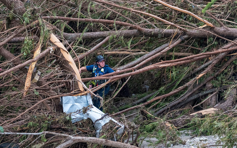 Ersthelfer der Feuerwehr suchen am Ufer des Guadalupe River. - Foto: Rodolfo Gonzalez/FR171494 AP/dpa Ersthelfer der Feuerwehr suchen am Ufer des Guadalupe River. - Foto: Rodolfo Gonzalez/FR171494 AP/dpa