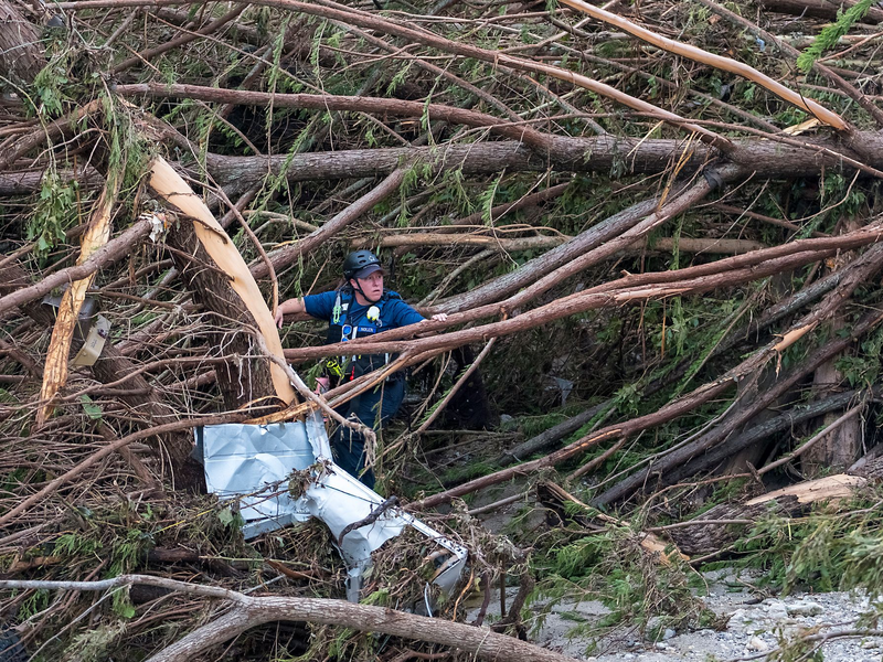  Ersthelfer der Feuerwehr suchen am Ufer des Guadalupe River. - Foto: Rodolfo Gonzalez/FR171494 AP/dpa