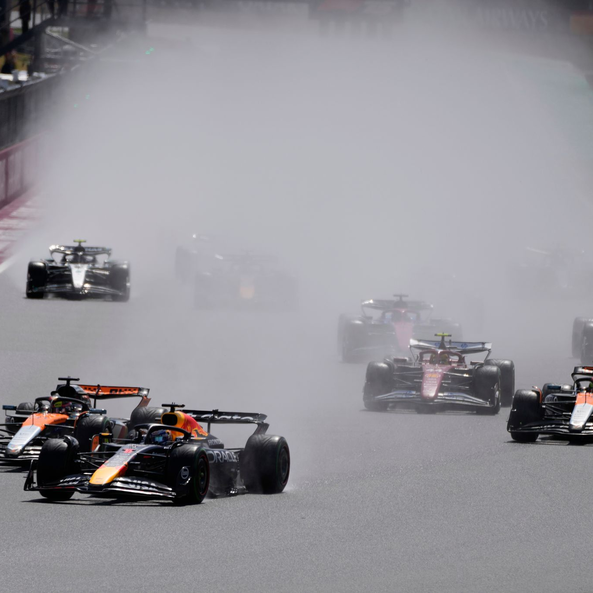 Regen und eine nasse Piste sorgen in Silverstone für Chaos. - Foto: Darko Bandic/AP/dpa