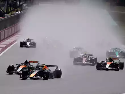 Regen und eine nasse Piste sorgen in Silverstone für Chaos. - Foto: Darko Bandic/AP/dpa