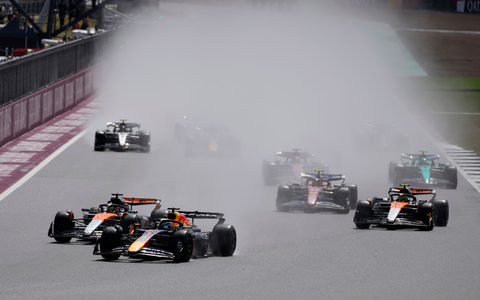 Regen und eine nasse Piste sorgen in Silverstone für Chaos. - Foto: Darko Bandic/AP/dpa