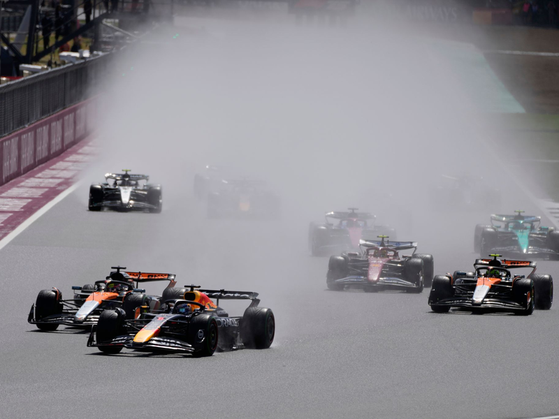Nico Hülkenberg (r) schafft es im 239. Rennen erstmals auf ein Formel-1-Podium. - Foto: Darko Bandic/AP/dpa