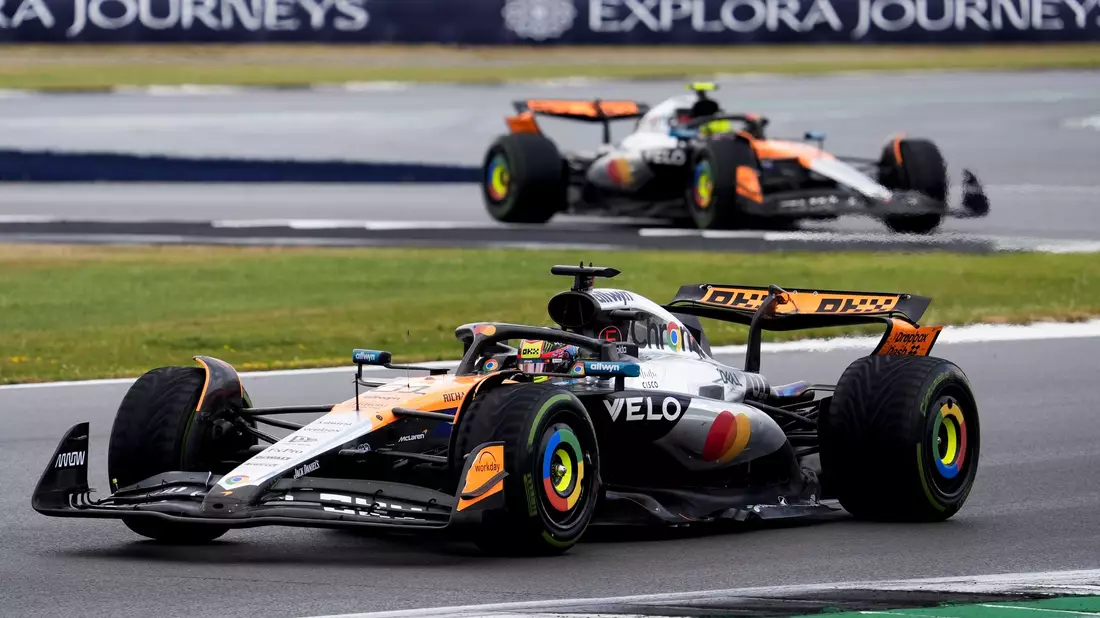 McLaren-Pilot Oscar Piastri (vorn) lieferte sich ein kontroverses Duell mit Weltmeister Max Verstappen. - Bild: Andrew Matthews/PA Wire/dpa