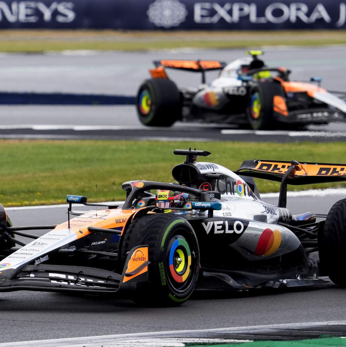 McLaren-Fahrer Oscar Piastri aus Australien vor seinem Teamkollegen Lando Norris aus Großbritannien auf der Strecke. - Foto: Andrew Matthews/PA Wire/dpa