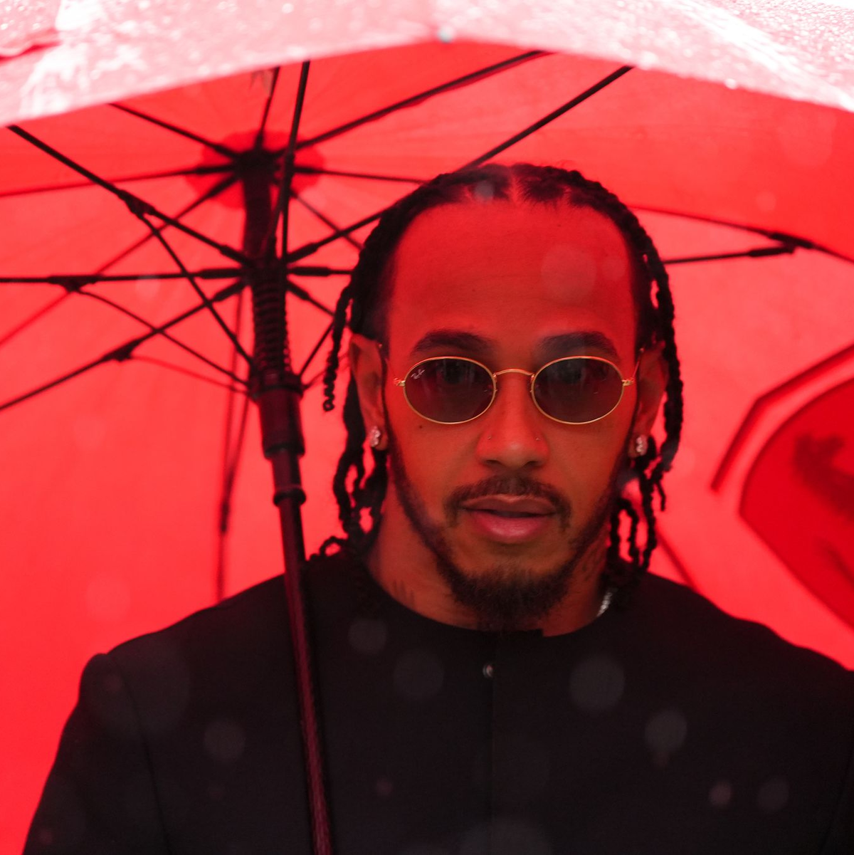 Lewis Hamilton freute sich über echt britisches Wetter bei seinem Heimspiel. - Foto: Bradley Collyer/PA Wire/dpa