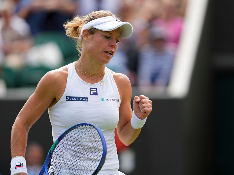 Zweimal muss der Platz während der Partie von Laura Siegemund abgedeckt werden. - Foto: Kirsty Wigglesworth/AP/dpa