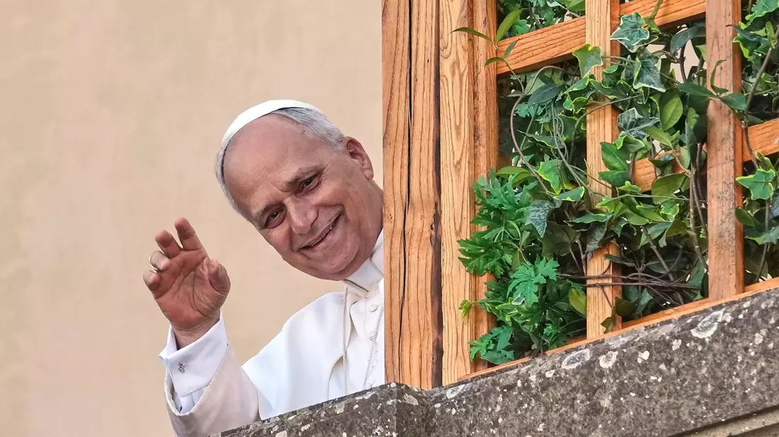Papst Leo XIV. bei der Ankunft. - Bild: Andrew Medichini/AP/dpa