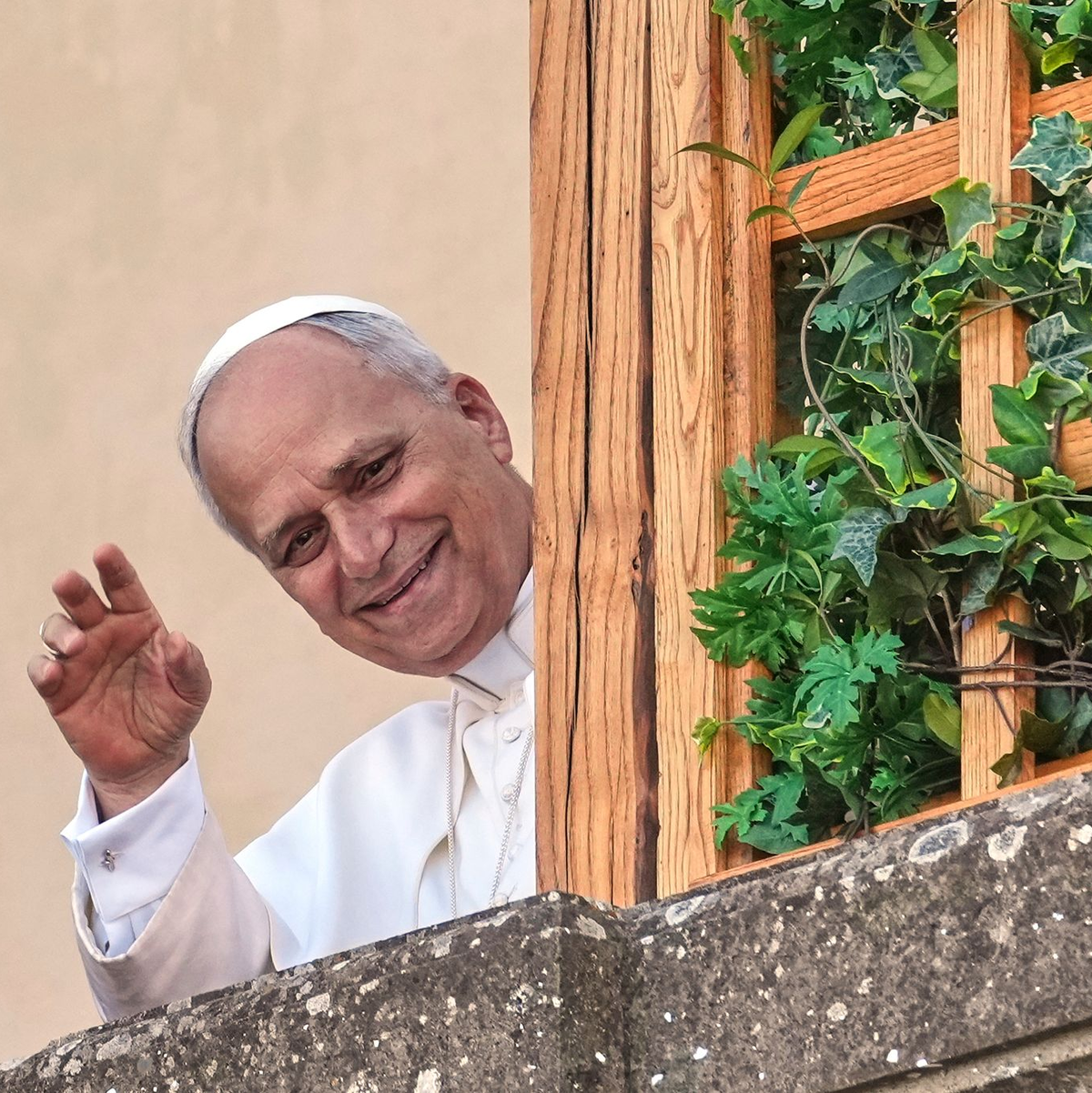 Papst Leo XIV. bei der Ankunft. - Foto: Andrew Medichini/AP/dpa