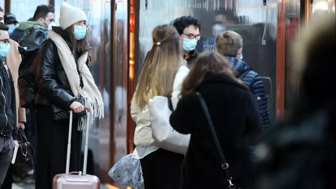 Menschen mit Maske (Archiv) - Bild: über dts Nachrichtenagentur