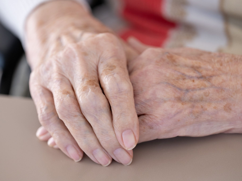 Die Kosten für die Pflege steigen und steigen. (Symbolbild)  - Foto: Sebastian Kahnert/dpa