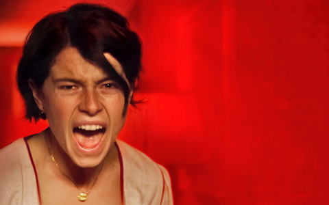 Harper (Jessie Buckley) schlägt zurück. - Foto: Kevin Baker/ZDF/dpa