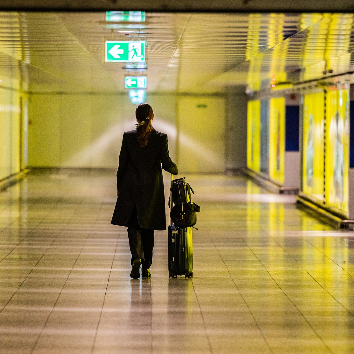 Das Klischeebild einer Geschäftsreisenden am Flughafen - das Flugzeug liegt als Verkehrsmittel klar vorne. (Symbolbild) - Foto: Andreas Arnold/dpa